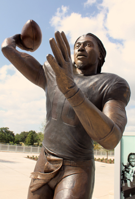 Robert Griffin III sculpture, RG3 statue, Baylor Robert Griffin III statue, McLane Stadium, Waco, TX, Tom White Robert Griffin monument, bronze RG3 statue, football sculpture, Heisman trophy RG3, Washington Redskins QB Robert Griffin statue